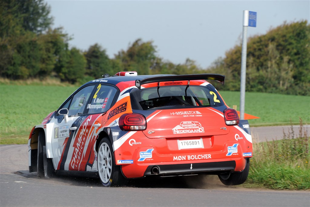 Der blev kørt til kanten, men ikke over den, da Kenneth Madsen/Ditte Kammersgaard kørte deres Citroën C3 Rally2 til sejr i Rally Vestjylland.
(Foto: Glad Sport Presse)